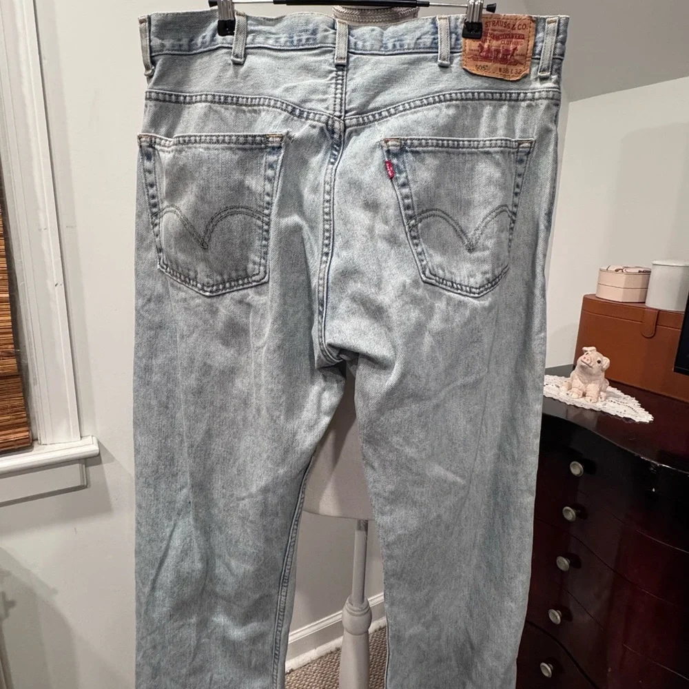 Vintage Levi's Men's Classic Light Blue Straight Jeans - Picture 8 of 16